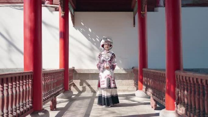 女人穿中国少数民族服装，中国云南。