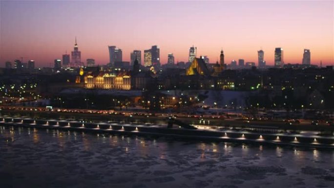 华沙市和维斯瓦河的无人驾驶飞机鸟瞰图被冰覆盖，在寒冷的冬天黄昏时有一座桥