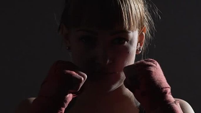 坚强独立的女拳击手在镜头前，为女权而战