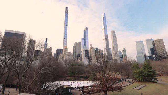 位于美国的纽约市，位于中央公园的纽约市城市公园位于曼哈顿的上西区和上东区，展示了施坦威大厦是世界上最