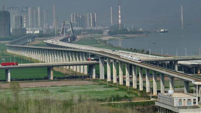武汉地铁16号线地上段通过沌口高架桥