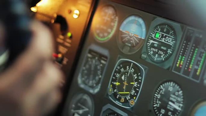 带变化指示器的飞行控制台，飞行员手放在方向盘上