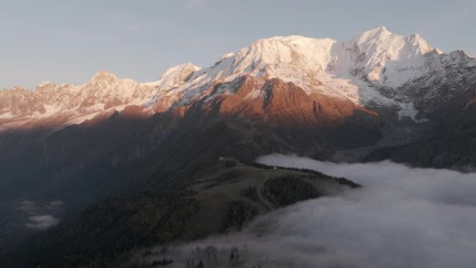 空中无人机拍摄了日落时分云反转的雪山线