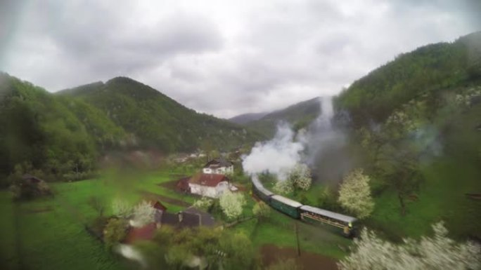 雨天的烟熏火车的鸟瞰图