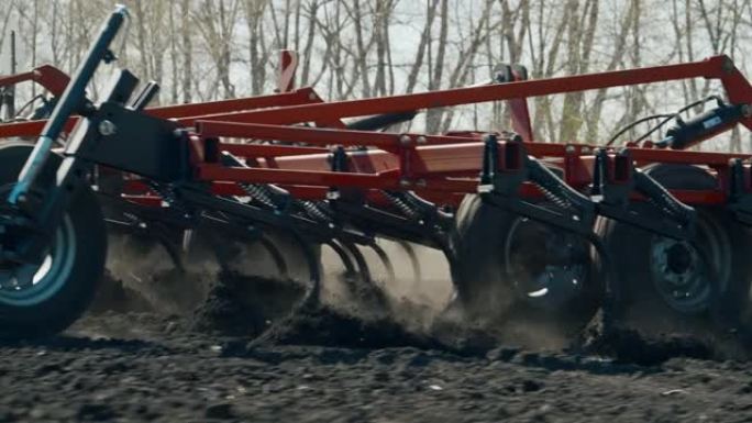红色的凿子犁使土壤松动。框架在运动中，相机跟随犁。农业机械4K。