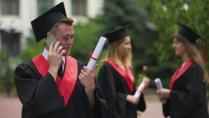毕业帽毕业快乐学士学位听智能手机上的问候