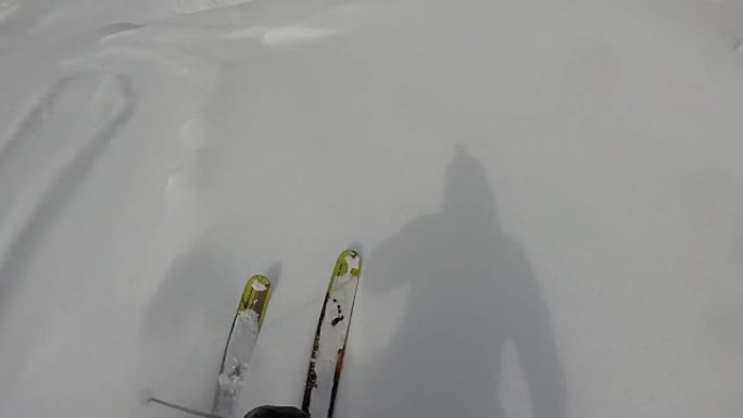 滑雪者降粉雪坡的POV