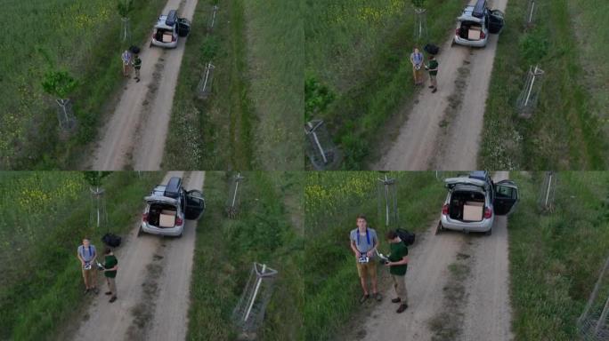 两名年轻男性在乡村土路上驾驶无人机