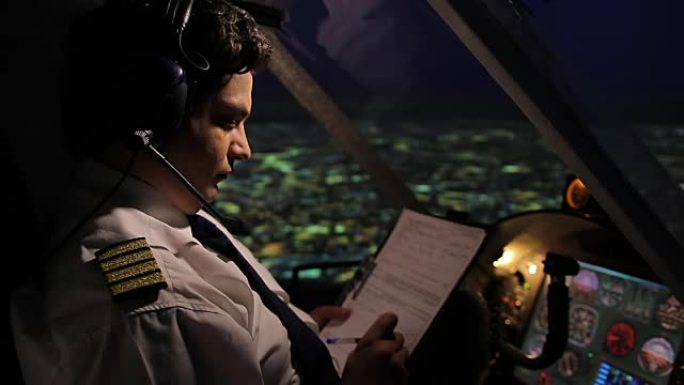 机长在自动驾驶模式下飞行，填写飞行报告，工作职责