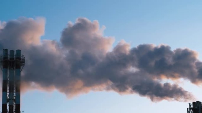 工业管道的烟雾逆天，环境污染，城市中的工厂，空气污染，生态恶劣，工业烟雾排放到大气中，