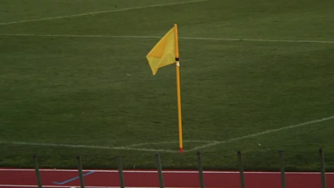 黄色角旗标记了球场，足球设备，比赛规则的比赛区域