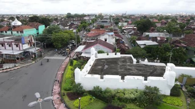 鸟瞰图，位于西北侧的日惹宫的历史要塞被命名为 “Pojok Beteng Kulon”。