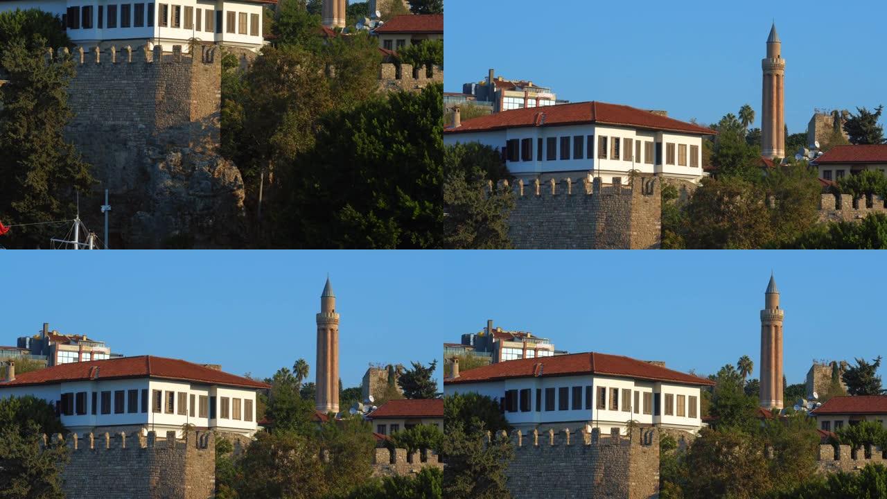 著名的安塔利亚古城内的凹槽尖塔。