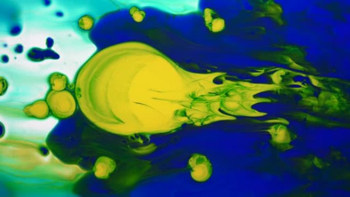 彩色背景上的蓝色，黄色条纹。抽象的浅色粉彩流在蓝色背景上沿平面流动。液体抽象。