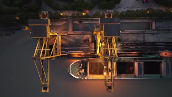 停泊在煤炭装卸码头，煤炭装卸设施中的工业船舶的实时/鸟瞰图。