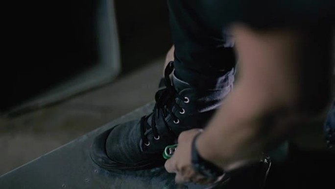 Steeplejack将靴子上的保护带连接起来，为攀爬做准备