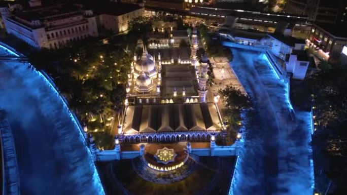 在吉隆坡，灯光照亮的清真寺和生命之河的鸟瞰图