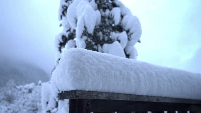 山中一座厚厚的积雪覆盖的屋顶的静态拍摄