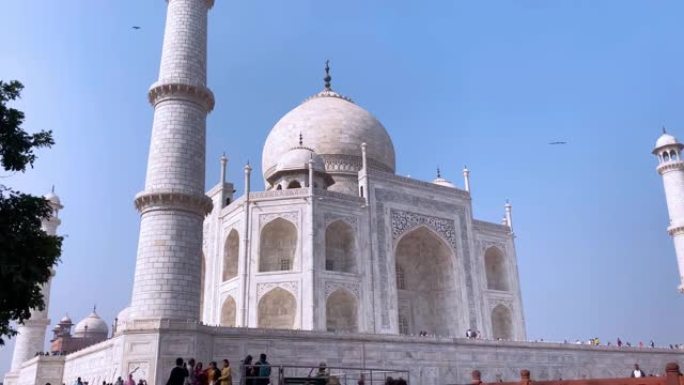 印度北方邦阿格拉-12.15.2022: 印度阿格拉泰姬陵。游客参观一个受欢迎的旅游景点。