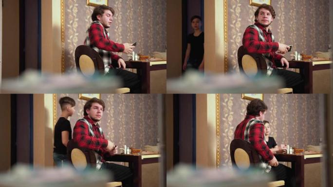 家人在家吃午饭。父亲与母亲交谈