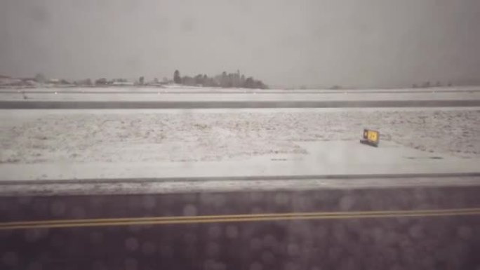 由于下雪的恶劣天气导致机场延误
