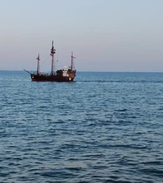 游船打着海盗旗在海上航行，垂直视频
