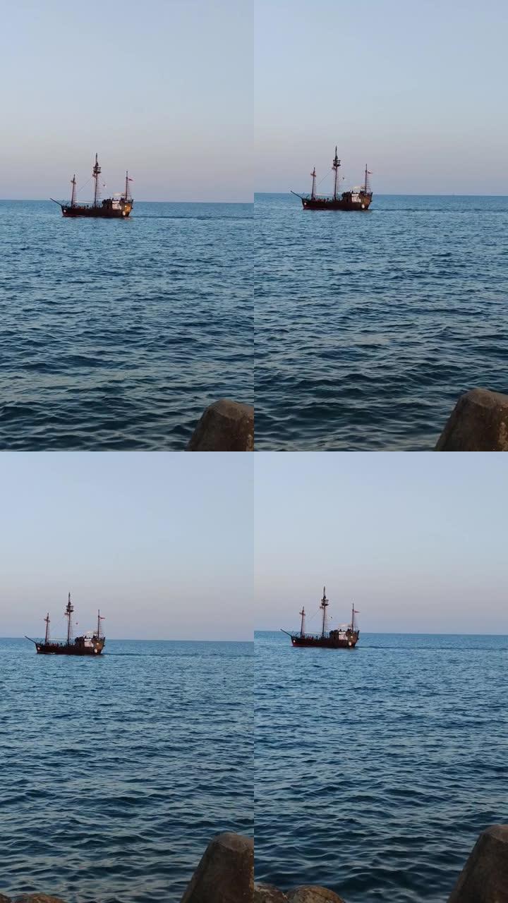 游船打着海盗旗在海上航行，垂直视频