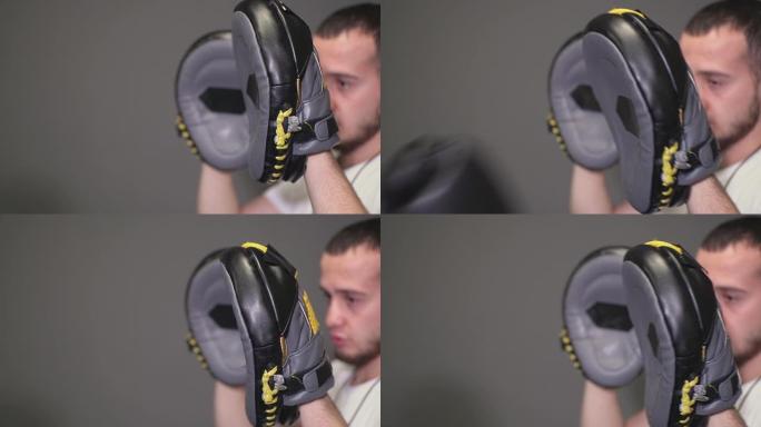 教练握着武术的爪子