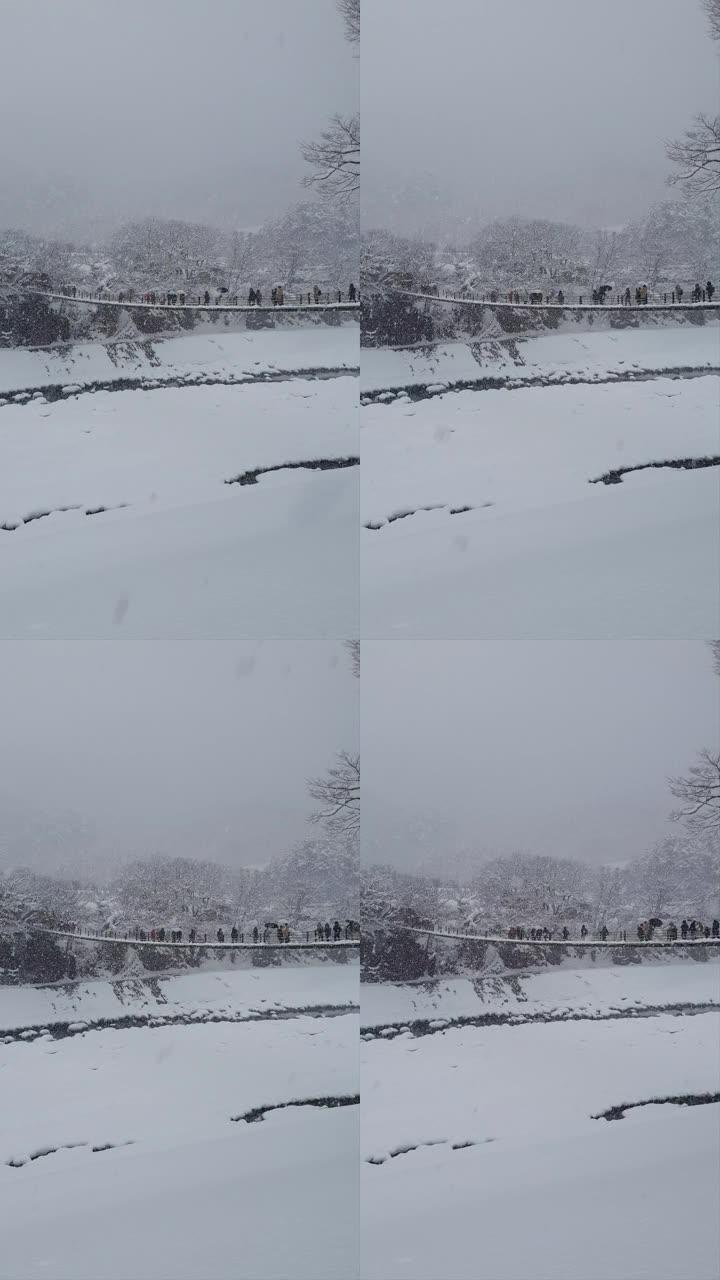 日本冬季白雪茂密的白川村
