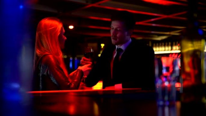 情侣喝酒，男人和女士说话，引起注意，在俱乐部接客