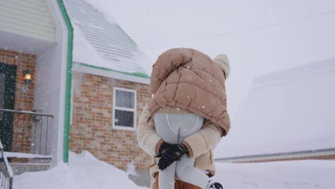 慢动作男子在降雪中携带女友