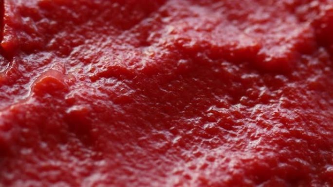 红番茄酱旋转成圆形。番茄酱特写
