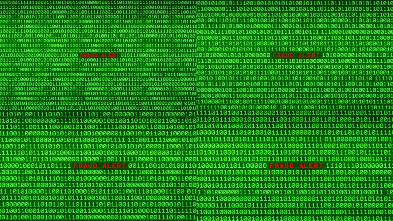 随机二进制数据矩阵背景之间的绿色二进制代码墙上的欺诈警报字揭示