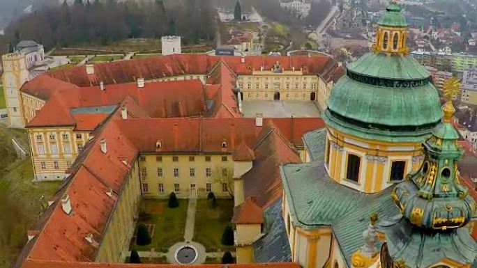 奥地利梅尔克修道院的旧立面和屋顶，旅游胜地，空中