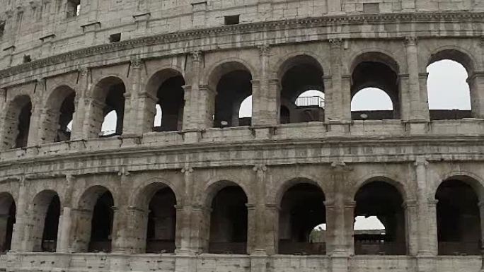 罗马斗兽场外部全景，圆形剧场圆柱的灰色古董遗址