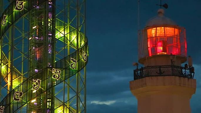 巴统的字母塔和灯塔在夜间照明，游览格鲁吉亚