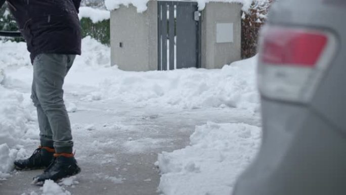 LD男子清除积雪的车道