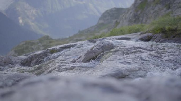 在岩石山坡上流水的详细镜头