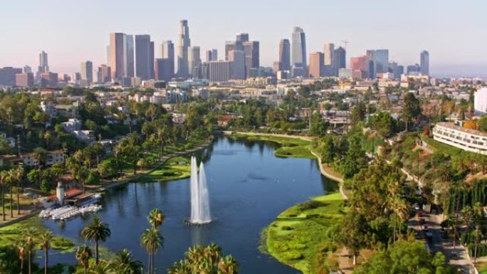 在回声公园附近的空中，可欣赏洛杉矶市中心的景色