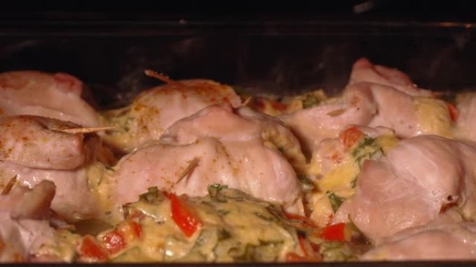 平底锅里美味的鸡肉部分。油炸或烘烤加工。