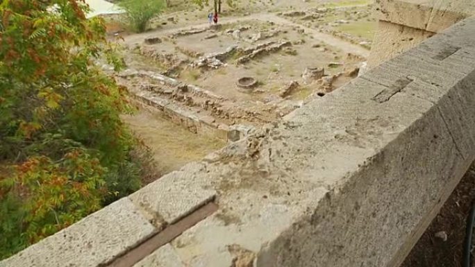 考古发掘遗址俯视图，石建筑基础遗迹