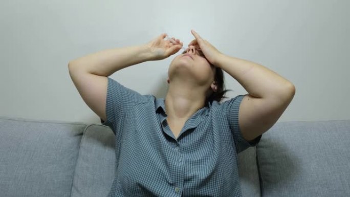 年轻女子在她的房间里治疗眼药水以治疗视力障碍