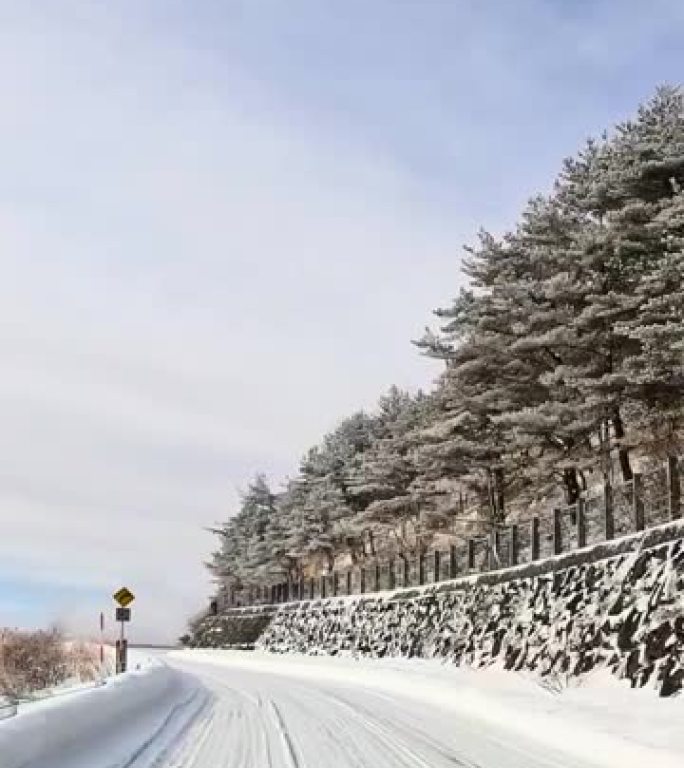 在雪山路上行驶