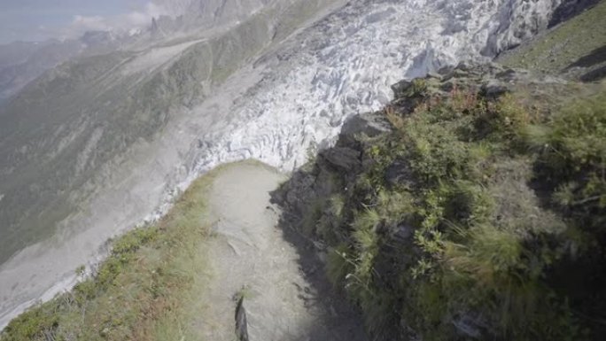 空中无人机拍摄了带有冰川的崎mountain山腰