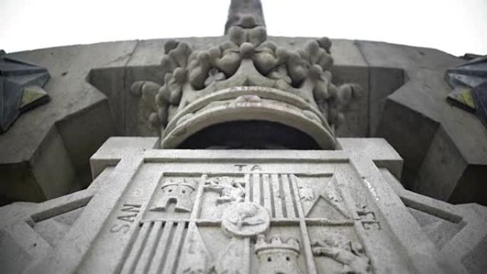 西班牙巴塞罗那哥伦布纪念碑的设计细节，圣达菲徽章