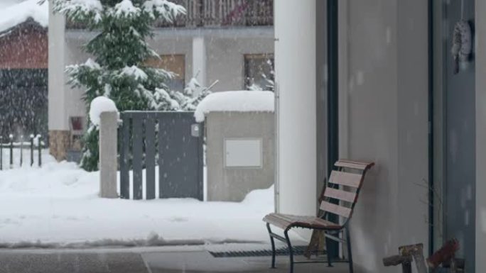 LD男子在大雪中在前门铲雪