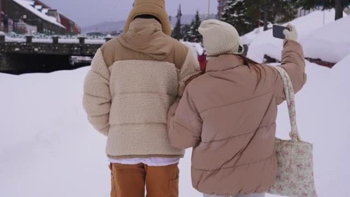 夫妇在小樽用智能手机拍摄视频