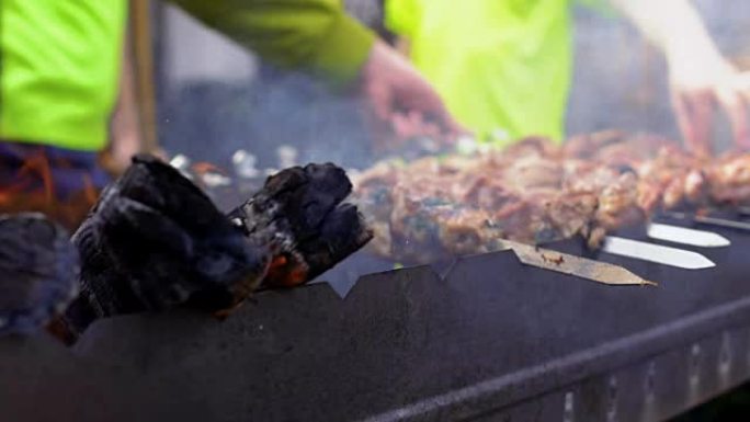 露天烹饪烧烤的过程