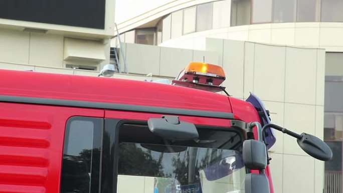 卡车顶部的紧急橙色灯，道路服务
