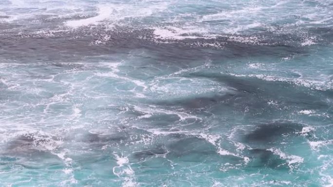 旋转的绿松石海蓝宝石海水。迷幻摘要